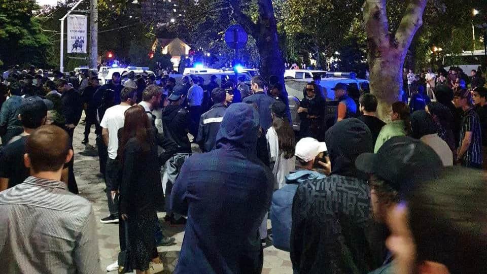 Люди на акции протеста против мобилизации в Махачкале. Фото: телеграм-канал chernovik.net