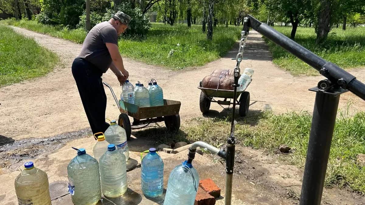 Житель Торецка набирает запас воды впрок. Фото Дмитрий Дурнев / Spektr. Press