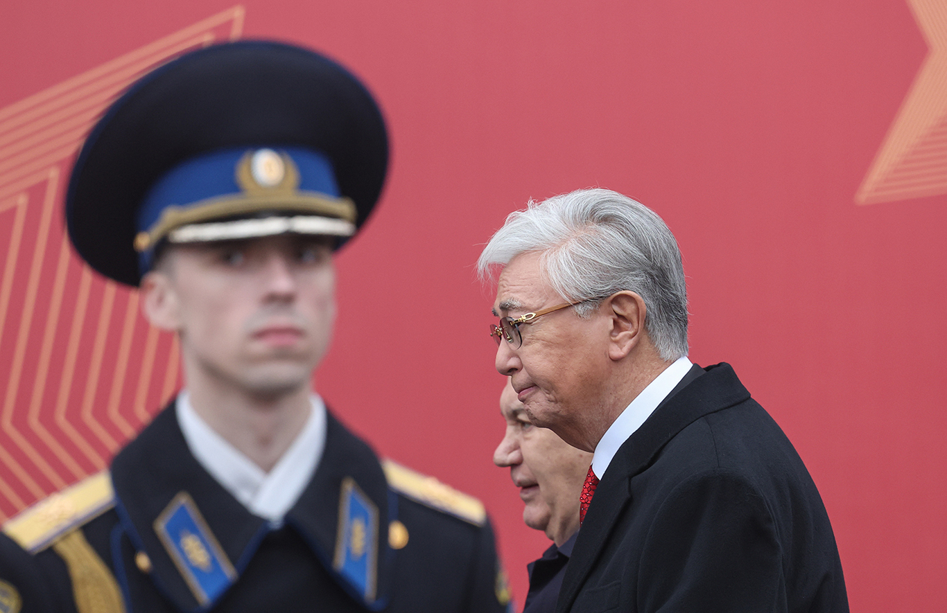 Президент Узбекистана Шавкат Мирзиеев и президент Казахстана Касым-Жомарт Токаев на военном параде в честь Дня Победы на Красной площади в Москве, Россия, 9 мая 2026 года. Фото: Максим Шипенков / EPA