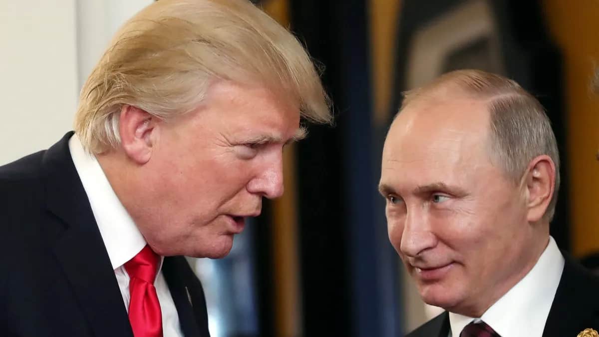 Vladimir Putin and Donald Trump talk at the 25th Asia-Pacific Economic Cooperation summit in Da Nang, Vietnam, 11 November 2017. Photo: &nbsp;&nbsp;EPA/MIKHAIL KLIMENTYEV/SPUTNIK/KREMLIN POOL