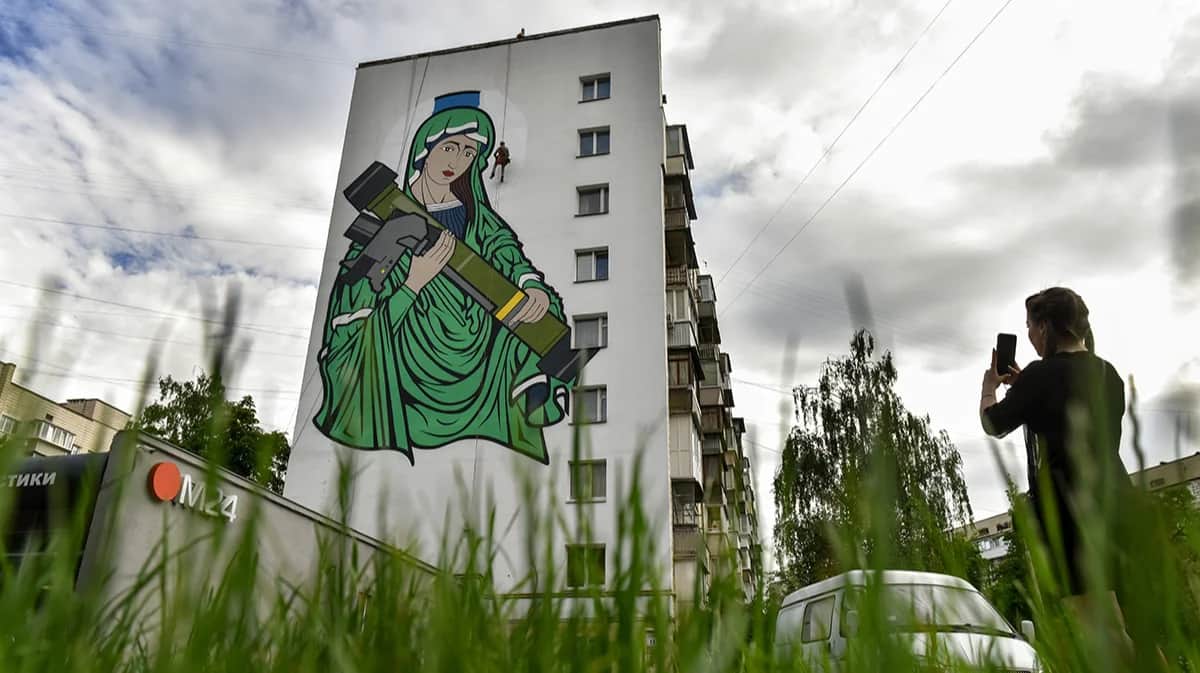 Фреска «Св. Джавелина» на стене жилого дома в Киеве, Украина, 25 мая 2022 года. Фото: Oleg Petrasyuk / EPA-EFE