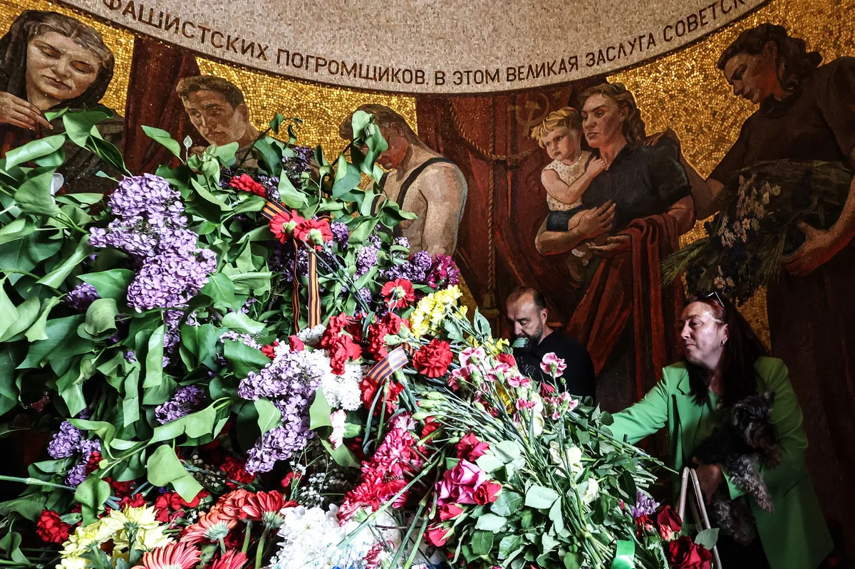 Люди возлагают цветы у советского мемориала Второй мировой войны в парке Трептов, Берлин, 9 мая 2025 года. Фото: Filip Singer / EPA