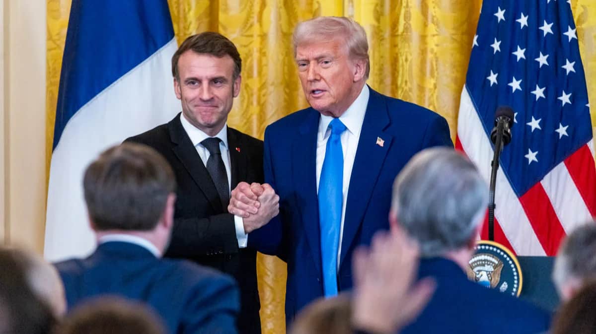 Президент США Дональд Трамп и президент Франции Эммануэль Макрон пожимают друг другу руки после совместной пресс-конференции в Белом доме, Вашингтон, США, 24 февраля 2025 года. Фото: Shawn Thew / EPA