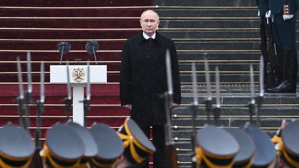 Владимир Путин принимает участие в параде Президентского полка на Соборной площади Кремля после церемонии инаугурации, Москва, 7 мая 2024. Фото: Сергей Гунеев / EPA-EFE