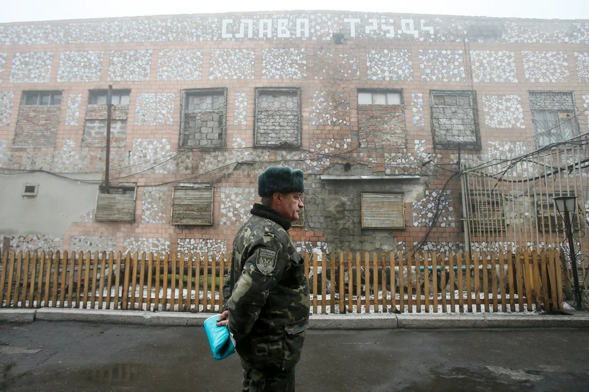 A police officer stands outside the penal colony in Makiivka where Panchenko was imprisoned, in Russian-occupied Donetsk. Photo: Maxim Shemetov / Reuters / Scanpix / LETA