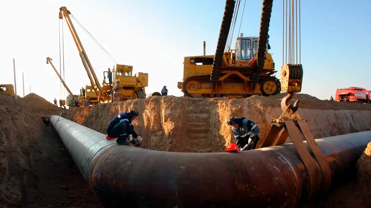 Welders work on a Gazprom gas pipeline on the border between Russia and Kazakhstan. Photo: EPA / SERGEI ILNITSKY