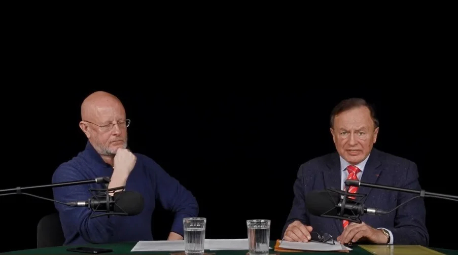 Дмитрий Пучков и историк Олег Соколов. Скриншот: YouTube-канал Дмитрия Пучкова
