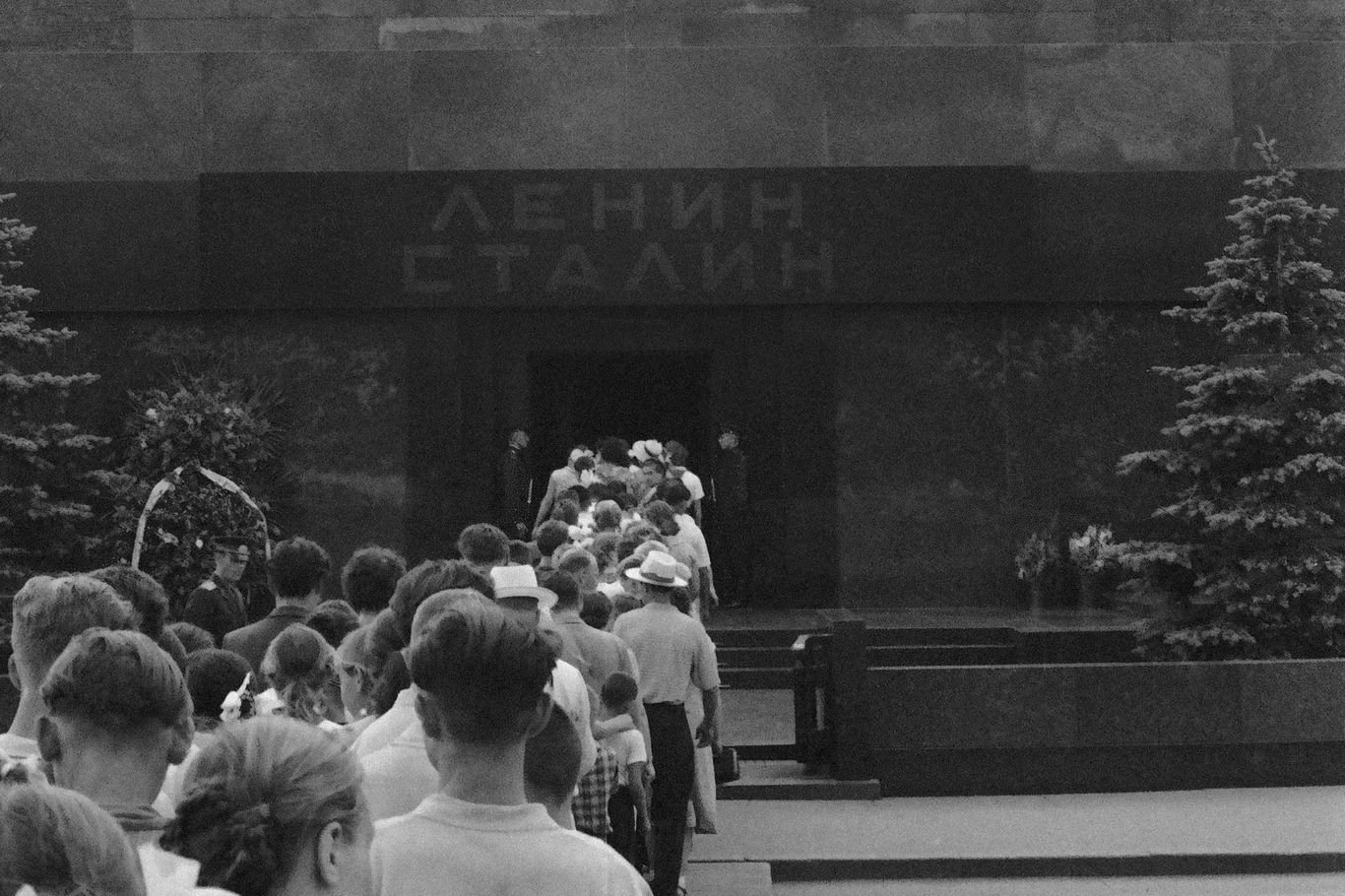 Очередь из туристов у мавзолея Ленина и Сталина на Красной площади. Москва. 30 октября 1961 года. Фото: AP / Scanpix / LETA