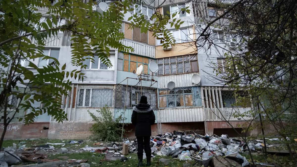 A person stands in front of a damaged building in Kherson, southern Ukraine, 15 November 2024. Photo: EPA/MARIA SENOVILLA