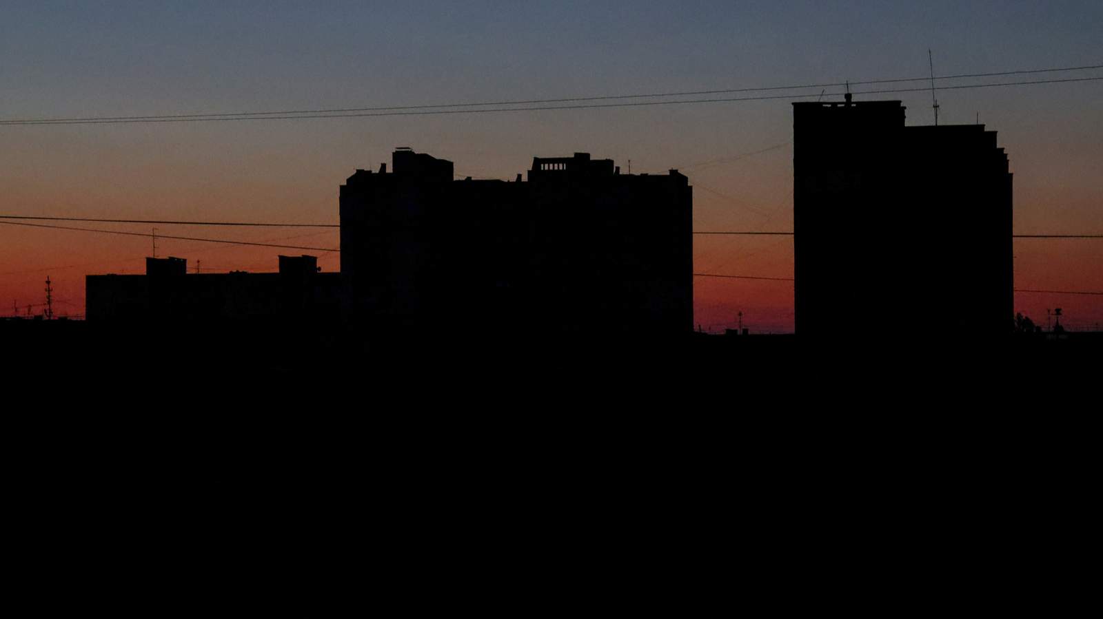 Жилые дома во время отключения электричества, Крым, Украина, 23 июня 2026 года. Фото: Алексей Павлишак / Reuters / Scanpix / LETA