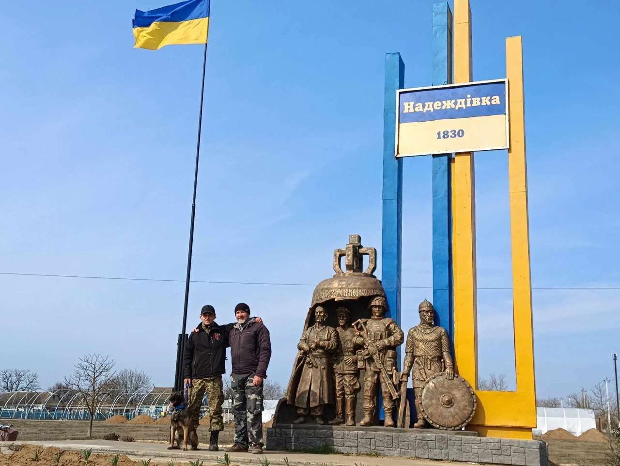 A monument to Ukrainian Cossacks near the village of Nadezhdovka in the Kherson region, built with funds from Oleksandr Chechotka (left) and his fellow soldiers. Photo from personal archive.