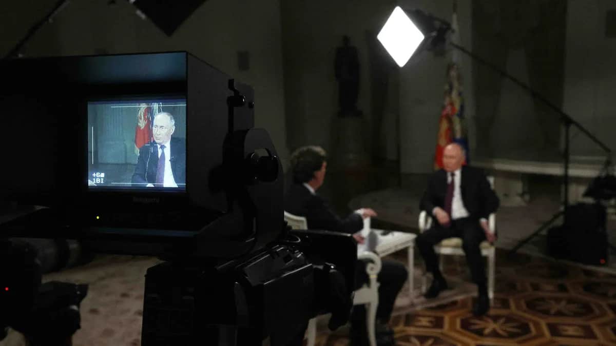 Американский журналист Такер Карлсон во время интервью с Владимиром Путиным, 8 февраля 2024 года. Фото: EPA-EFE / GAVRIIL GRIGOROV / SPUTNIK / KREMLIN POOL