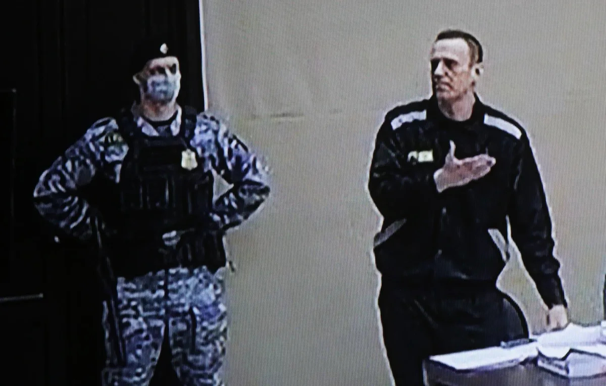 Алексей Навальный во время судебного процесса в ИК-2 города Покрова, 21 февраля 2022 года. Фото: Mikhail Svetlov / Getty Images
