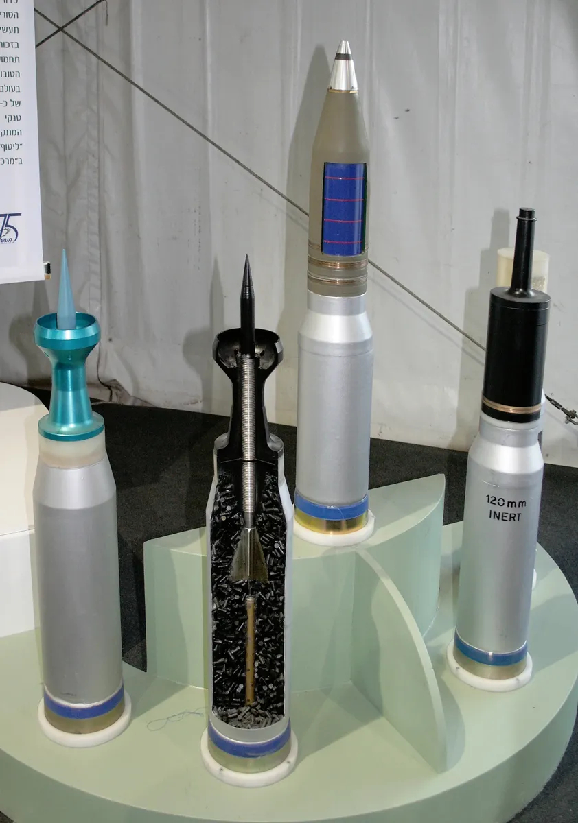 120-мм снаряды израильской фирмы IMI. На переднем плане снаряд М829 (США), выпускаемый IMI по лицензии. Фото: <a href="https://commons.wikimedia.org/w/index.php?curid=8933374">Wikimeda Commons</a>, CC BY-SA 3.0
