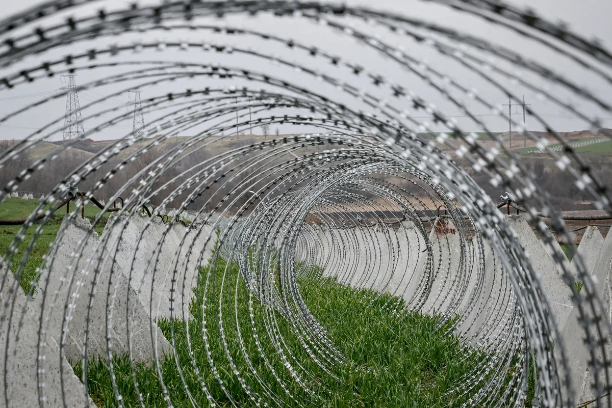 Barbed wire and anti-tank traps in a field of barley in the Zaporizhzhia region, Ukraine, 17 March 2025. Photo: Dmytro Smolienko / Ukrinform / ZUMA Press Wire / <a href="http://splashnews.com/" target="_blank">SplashNews.com</a> / Vida Press
