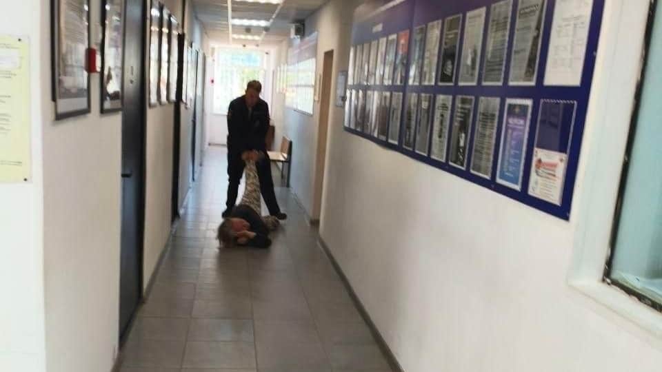 В Подмосковье полицейские увезли задержанную пенсионерку в багажнике