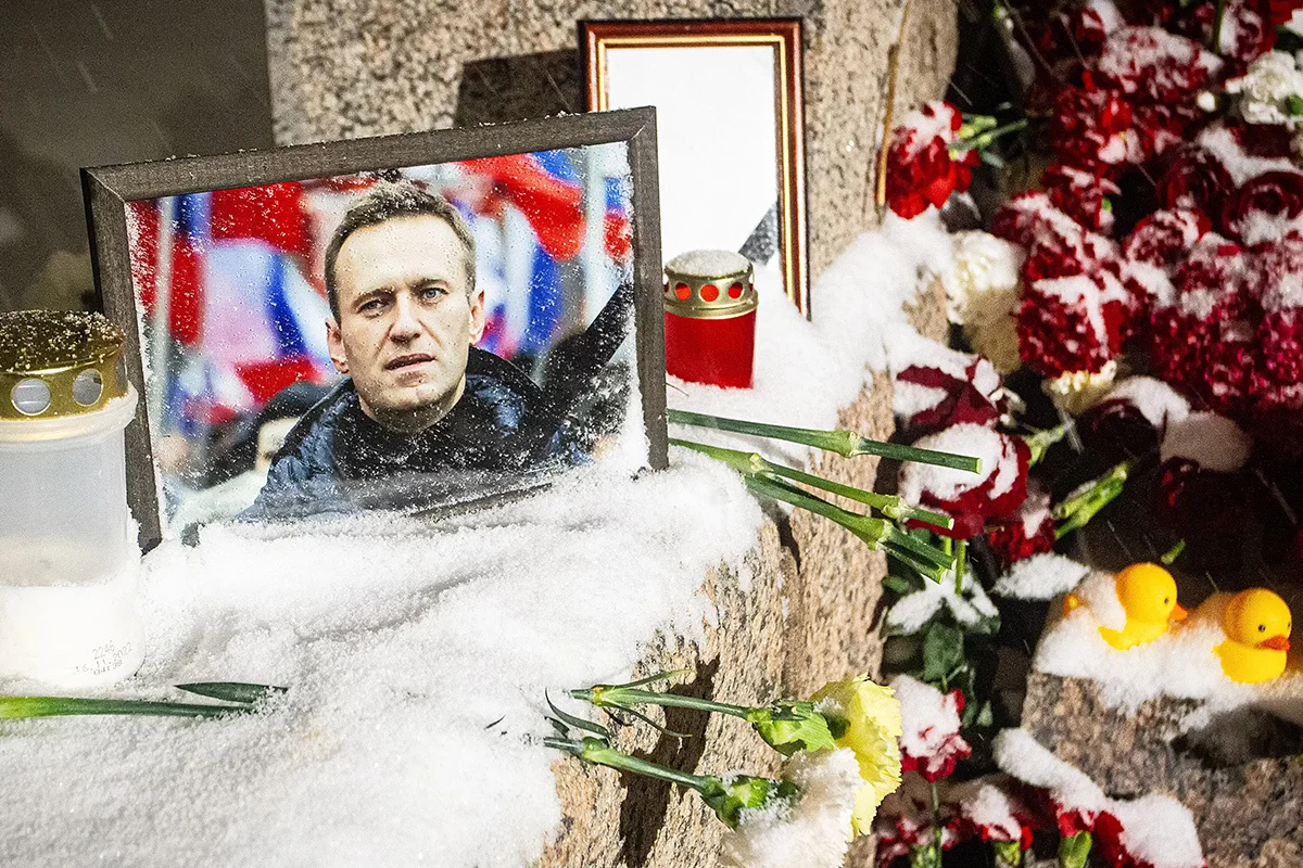Вид на стихийный мемориал у памятника жертвам политических репрессий на Воскресенской набережной в Санкт-Петербурге, 16 февраля 2024 года. Фото: Артем Приахин / SOPA Images / LightRocket / Getty Images