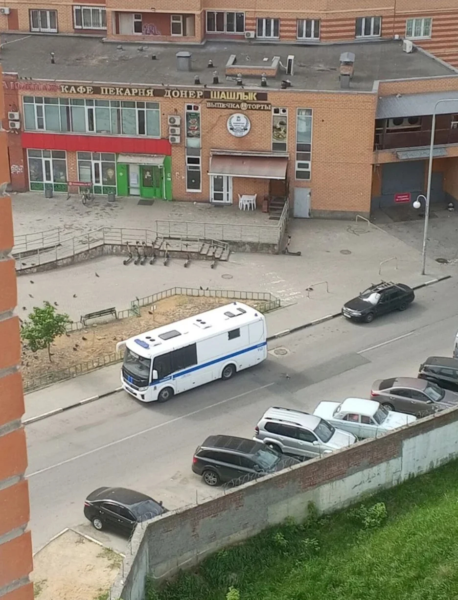 Обыски у учредителей молельного дома, расположенного в многоэтажке в подмосковных Котельниках. Фото: Telegram