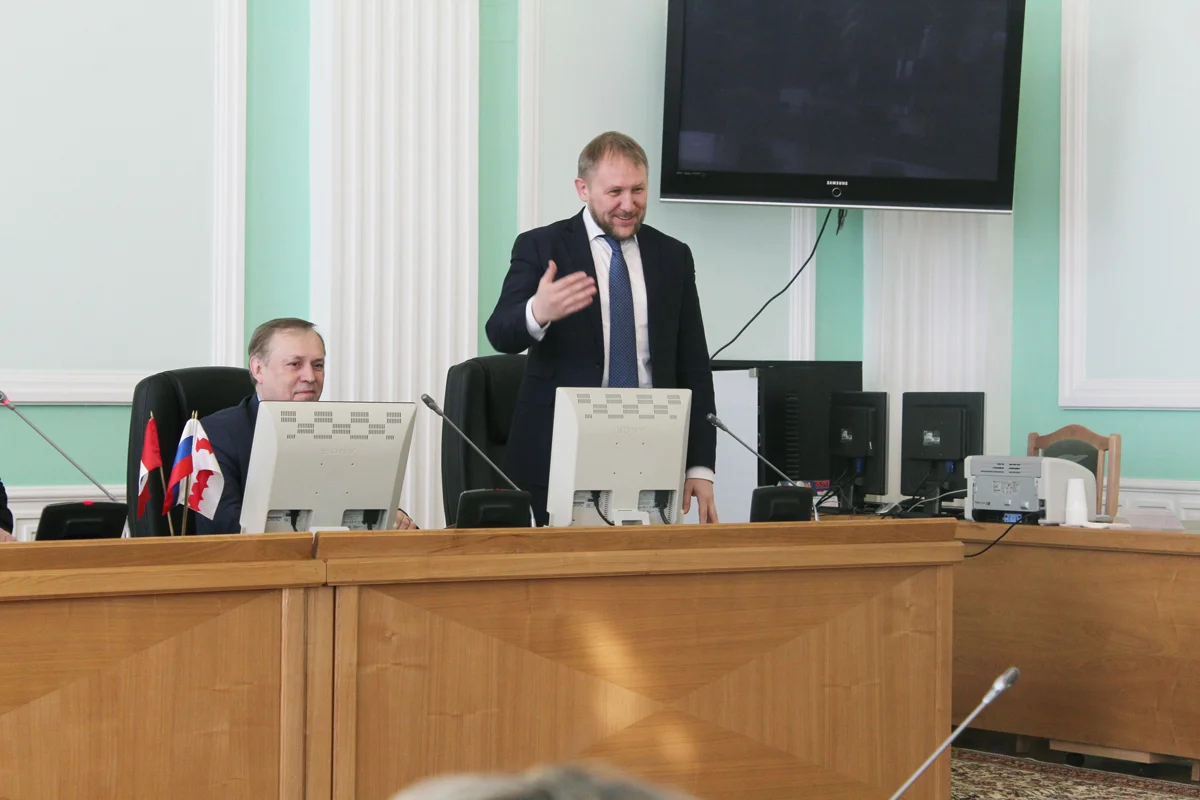 Андрей Ткачук на заседании Омского городского совета, апрель 2018 года. Фото: <a data-sk="tooltip_parent" data-stringify-link="https://www.omskgorsovet.ru/gallery/album/13850" href="https://www.omskgorsovet.ru/gallery/album/13850" rel="noopener noreferrer" target="_blank">Омский городской совет</a>