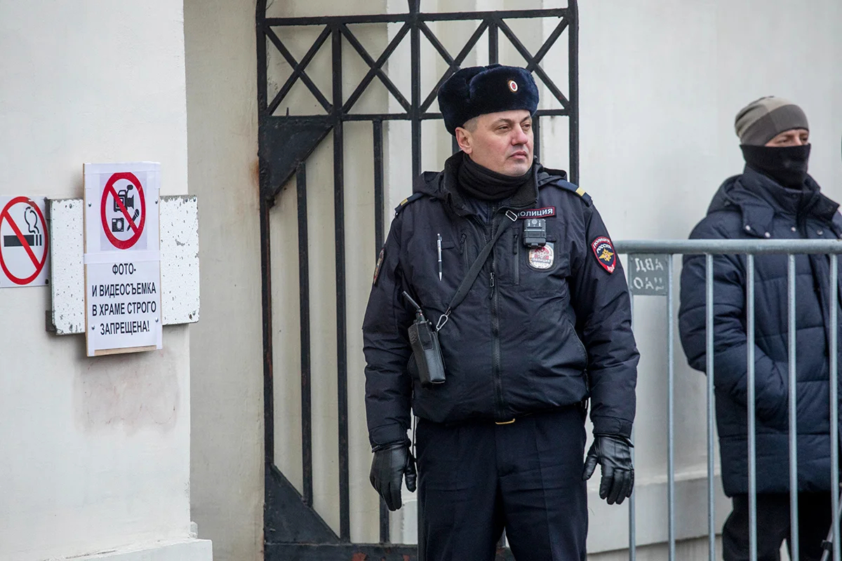Полицейский у входа на территорию храма. Фото: Дмитрий Цыганов