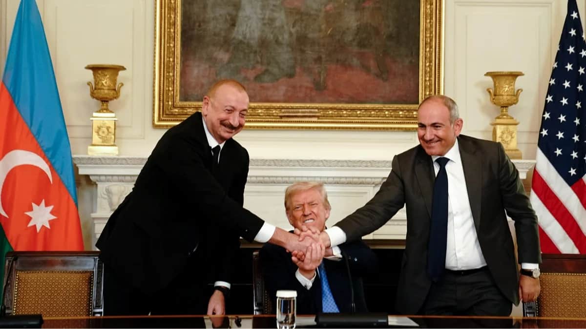 Президент Азербайджана Ильхам Алиев, Дональд Трамп и премьер-министр Армении Никол Пашинян во время церемонии подписания соглашения в Белом доме, Вашингтон, США, 8 августа 2025 года. Фото: Nathan Howard / EPA<br>