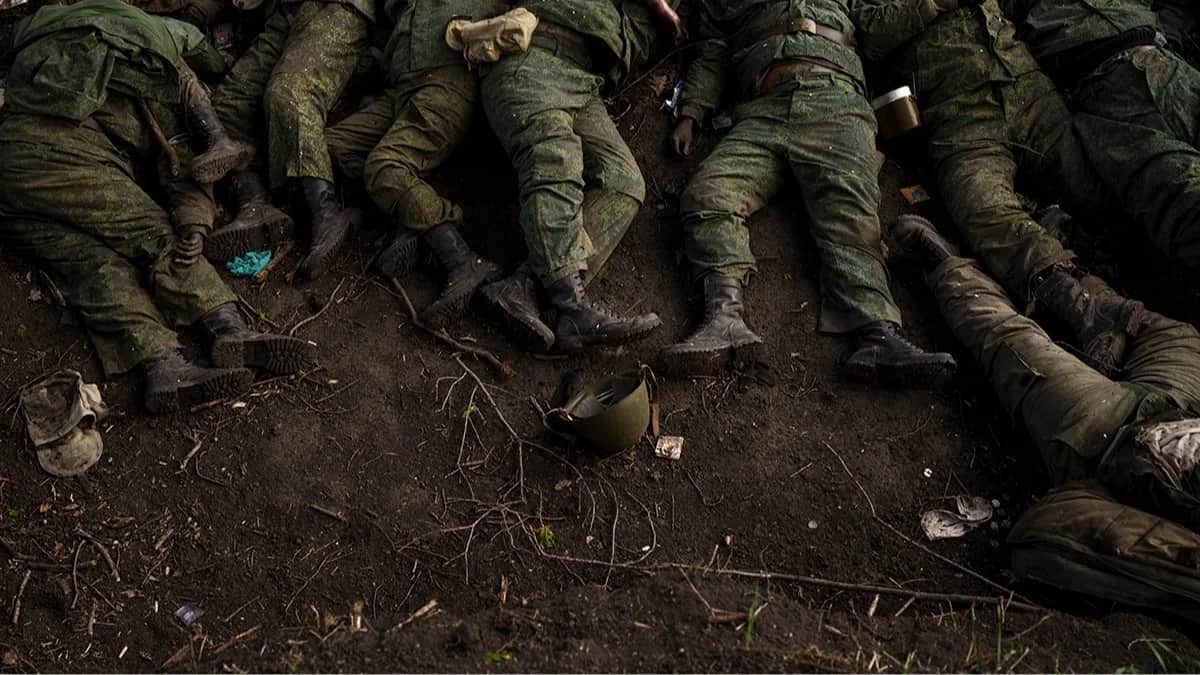 <span>Тела 11 российских солдат на земле в селе Ольховка под Харьковом, Украина, 9 мая 2022 года. Фото: Felipe Dana / AP / Scanpix / LETA</span>