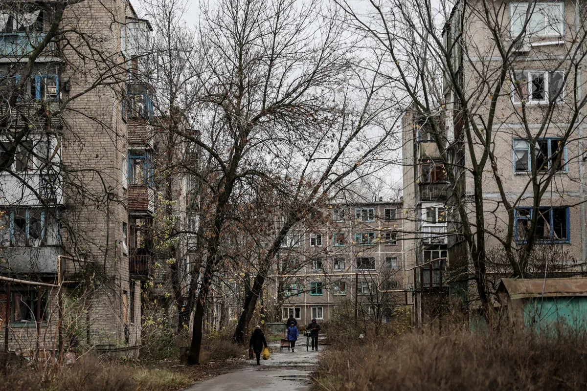Locals in Chasiv Yar, 9 November 2023. Photo: Oleh Petrasiuk / EPA-EFE