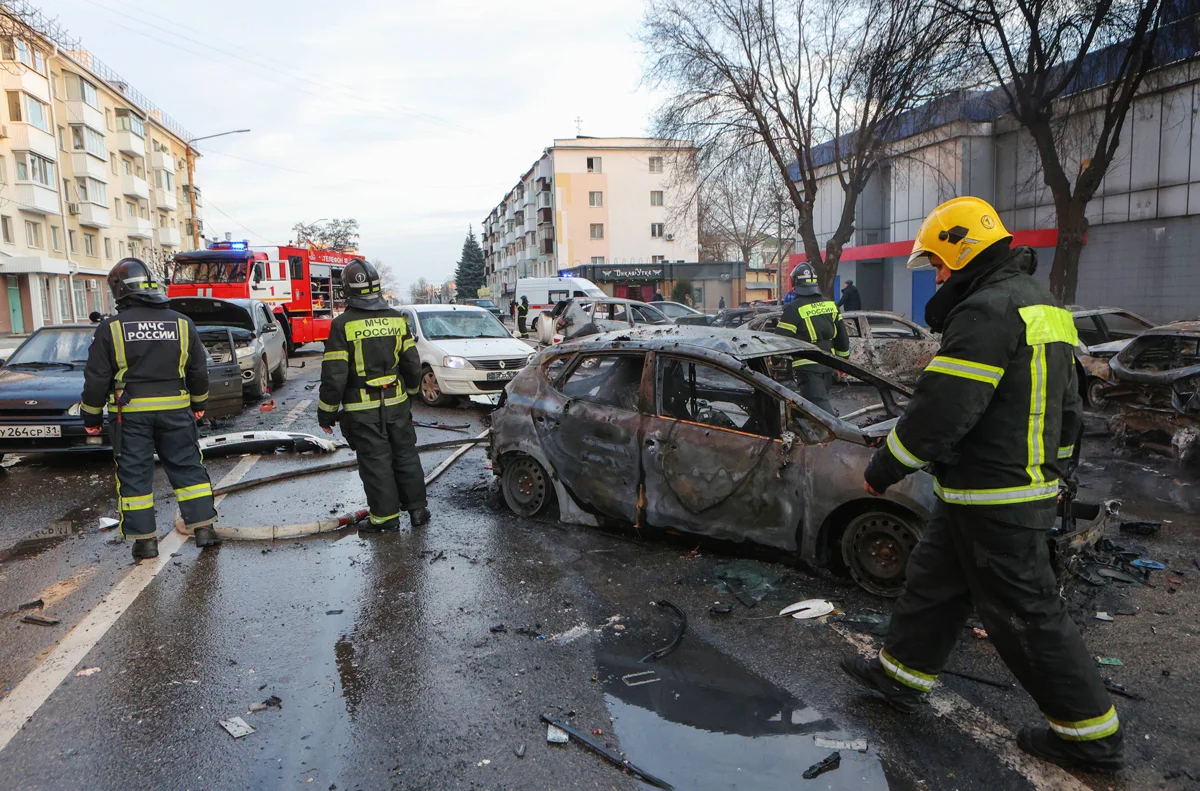 Пожарные возле сгоревших автомобилей после обстрела Белгорода, 30 декабря 2023 года. Фото: Таисия Лисковец / Спутник / Imago Images / Scanpix / LETA