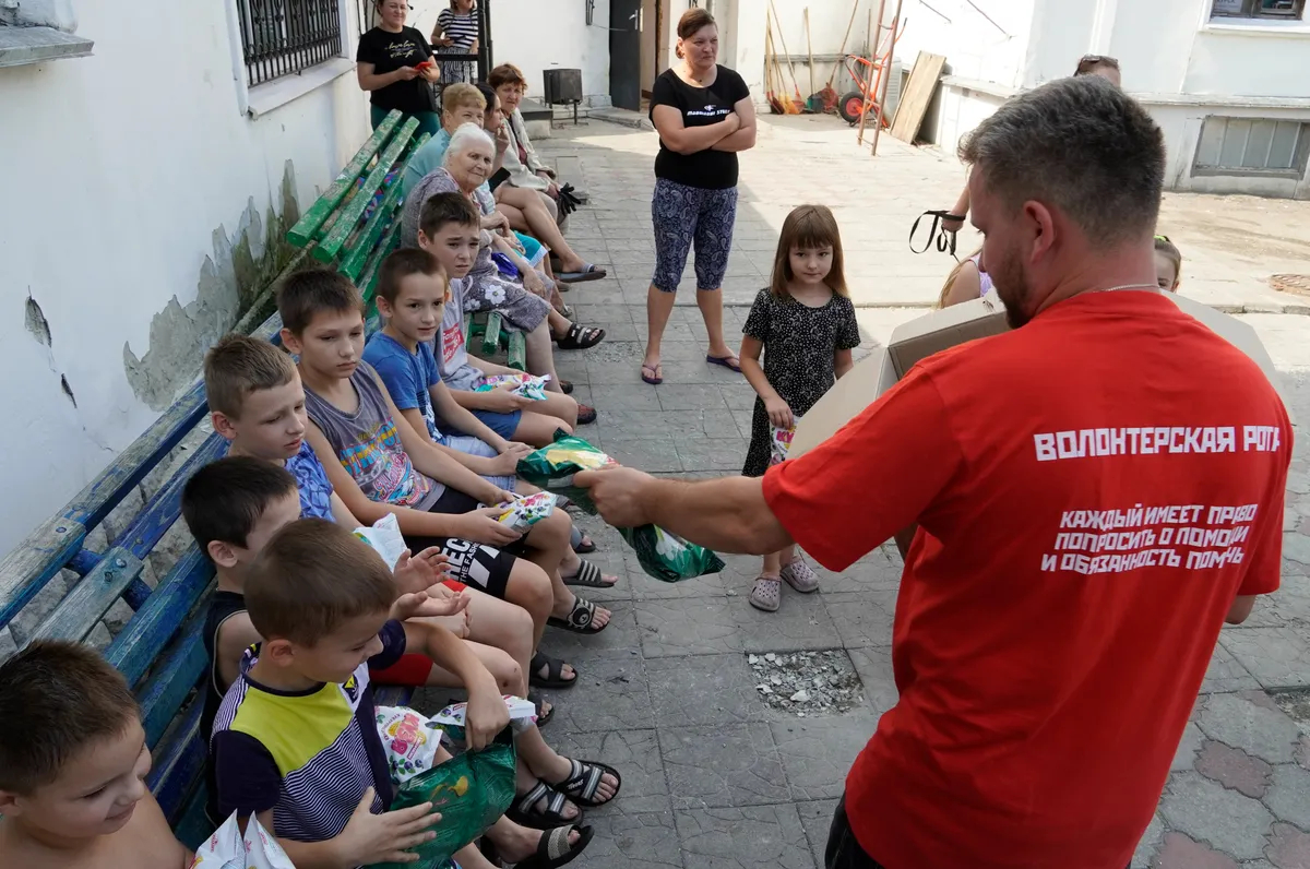 A volunteer distributes humanitarian aid at a temporary accommodation point in Russia’s Kursk region, 22 August 2024. Photo: EPA-EFE / STRINGER