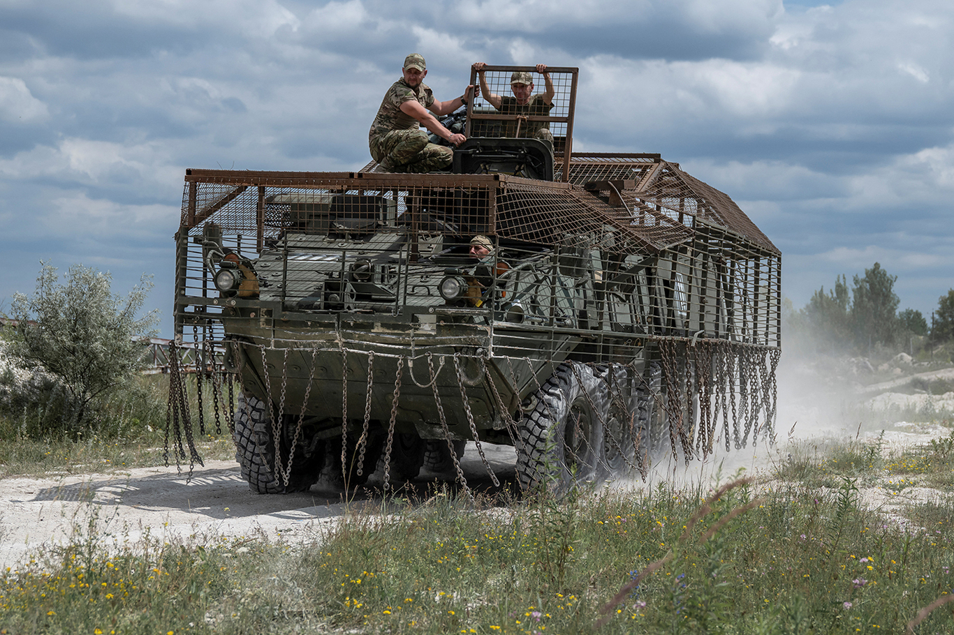Военнослужащие 81-й отдельной Слобожанской аэромобильной бригады Вооруженных сил Украины управляют бронетранспортером Stryker на полигоне вблизи линии фронта, Донецкая область, Украина, 28 июня 2025 года. Фото: Viacheslav Ratynskyi / REUTERS / Scanpix / LETA