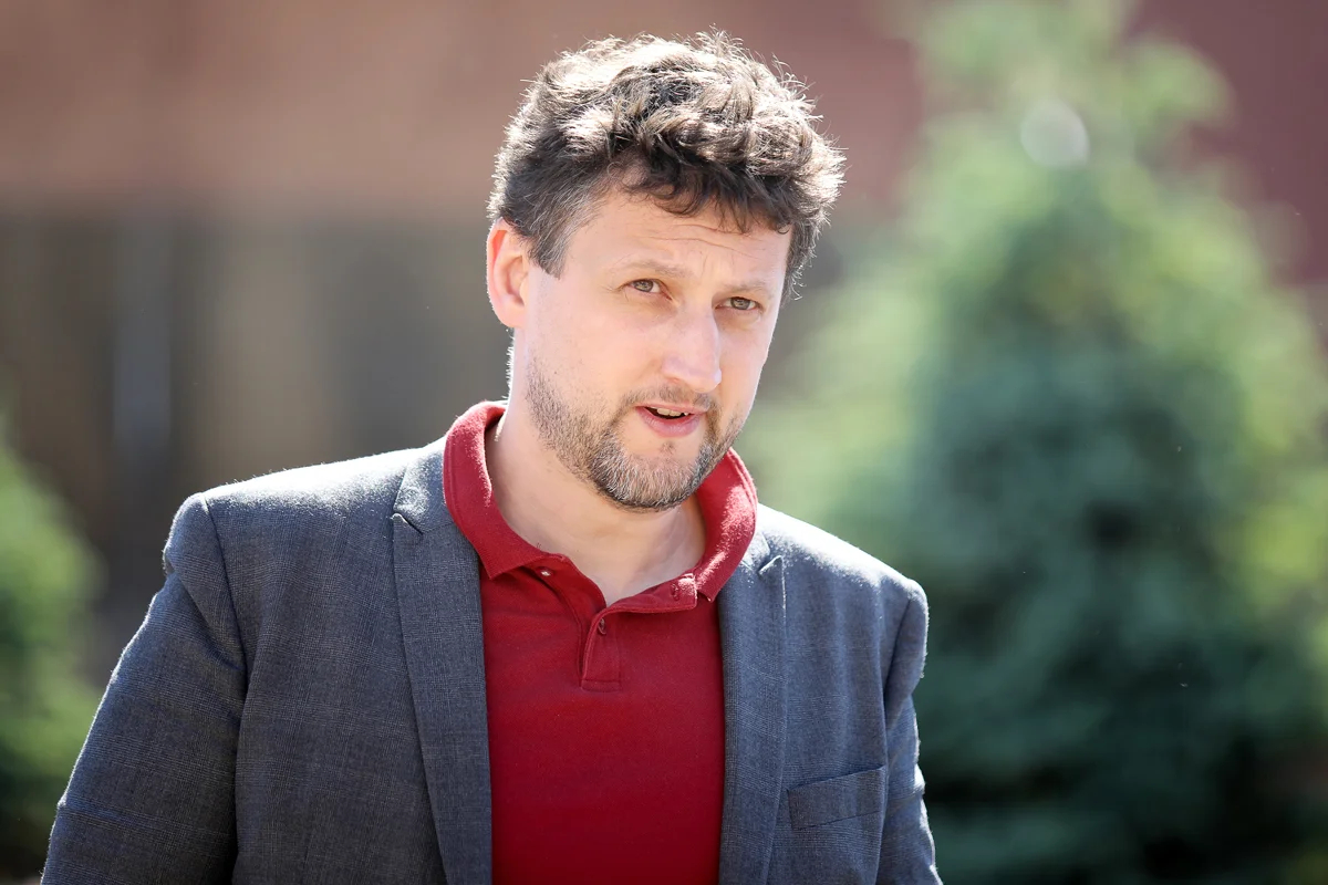 Лев Данилкин. Фото: Svklimkin /&nbsp;<a data-sk="tooltip_parent" data-stringify-link="https://commons.wikimedia.org/wiki/File:%D0%9B%D0%B5%D0%B2_%D0%94%D0%B0%D0%BD%D0%B8%D0%BB%D0%BA%D0%B8%D0%BD_2018.jpg" href="https://commons.wikimedia.org/wiki/File:%D0%9B%D0%B5%D0%B2_%D0%94%D0%B0%D0%BD%D0%B8%D0%BB%D0%BA%D0%B8%D0%BD_2018.jpg" rel="noopener noreferrer" target="_blank">Wikimedia&nbsp;</a>(CC BY-SA 4.0)