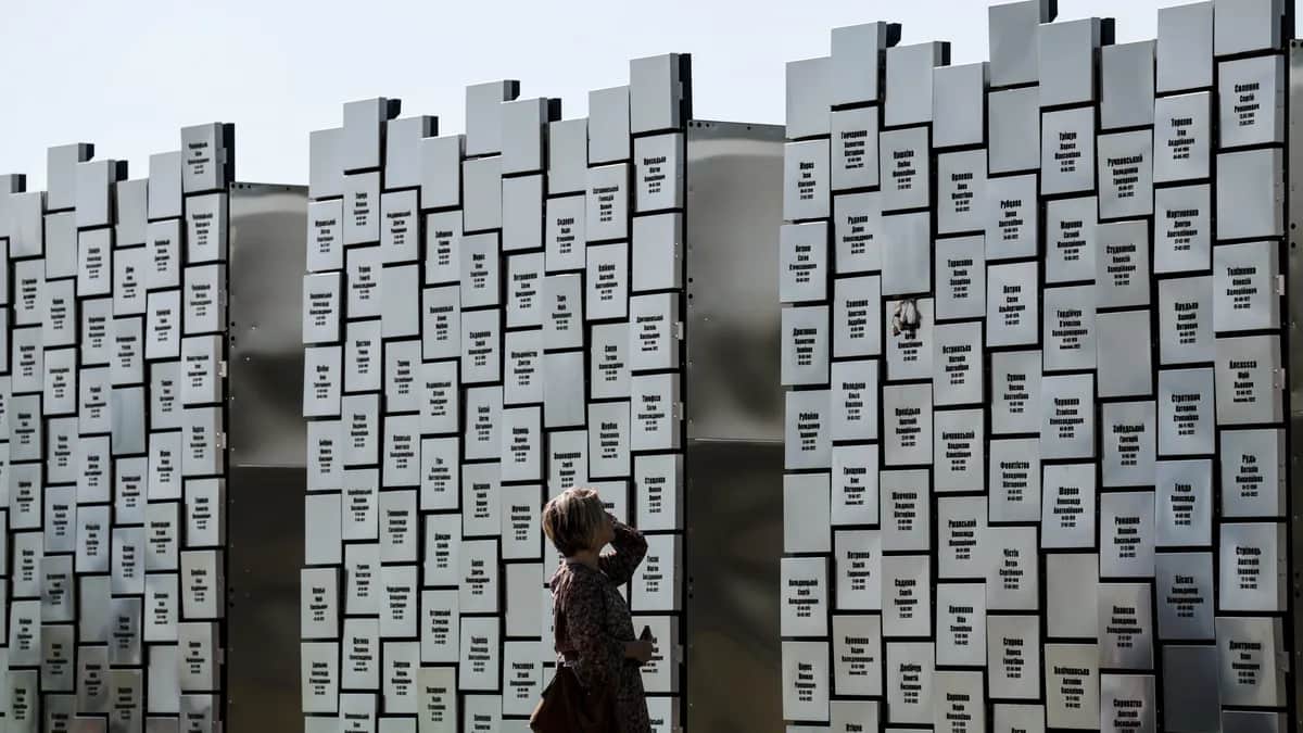 A woman pays her respects at a memorial to the victims of the Bucha massacre, in the Kyiv region town of Bucha, Ukraine, 17 September 2023. Photo: EPA-EFE / OLEG PETRASYUK