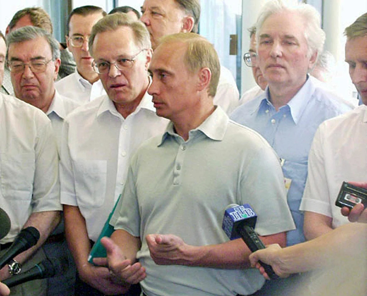 Владимир Путин отвечает на вопросы журналистов на черноморском курорте Сочи, 16 августа 2000 года. Фото: EPA / ITAR-TASS