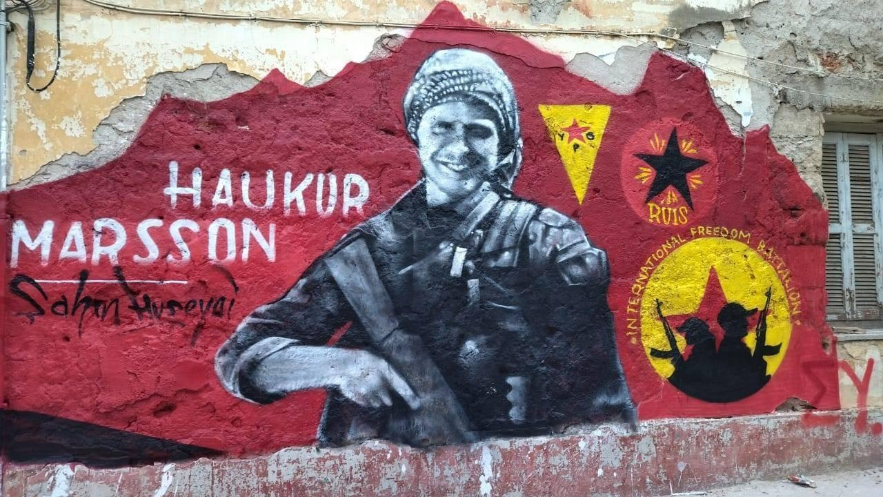 Граффити с интернационалистом Хаукуром Хильмарссоном в Просфигике. Фото: архив Сообщества сквотированной Просфигики