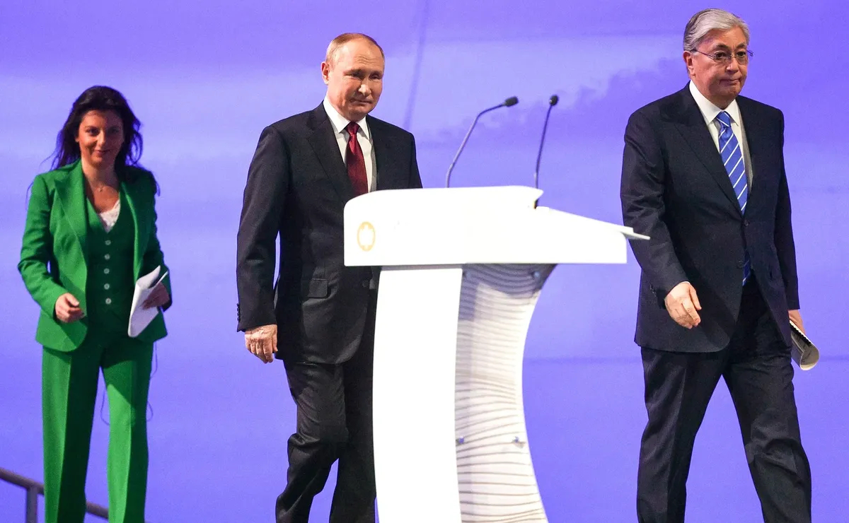 Глава RT Маргарита Симоньян, президент РФ Владимир Путин и президент Казахстана Касым-Жомарт Токаев перед началом пленарного заседания XXV Петербургского международного экономического форума. Фото: kremlin.ru
