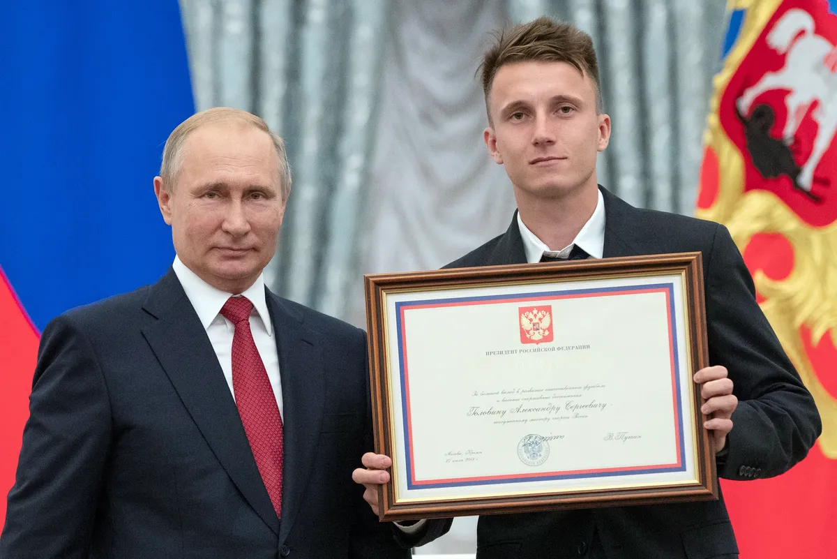 Владимир Путин и Александр Головин во время церемонии вручения Государственной премии в Кремле в Москве, Россия, 28 июля 2018 г. Фото: EPA-EFE/PAVEL GOLOVKIN