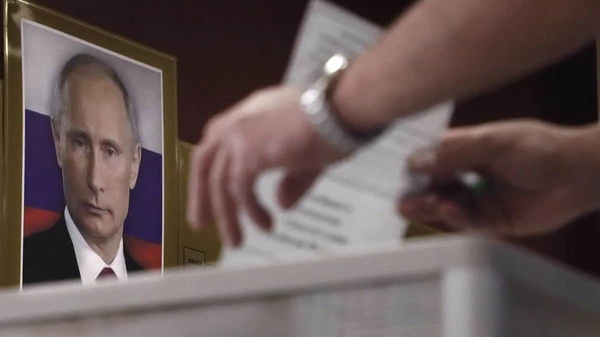 A vote is cast in the nationwide referendum on amendments to the Russian Constitution in Podolsk, outside Moscow, 1 July 2020. Photo: EPA-EFE / MAXIM SHIPENKOV