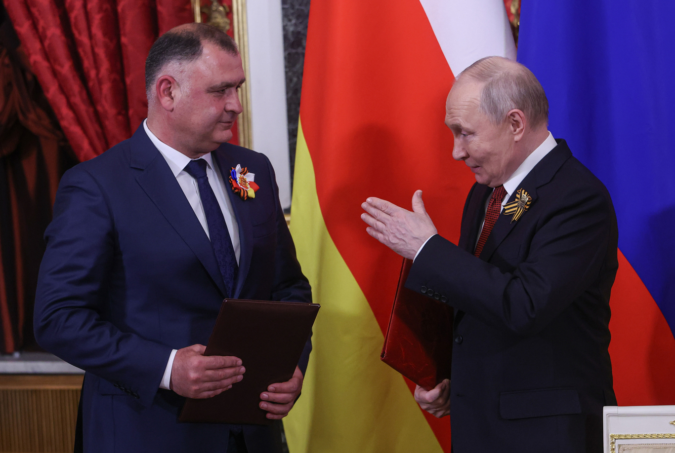 Владимир Путин и Алан Гаглоев во время встречи в Кремле, Москва, 9 мая 2026 года. Фото: Максим Шипенков / EPA