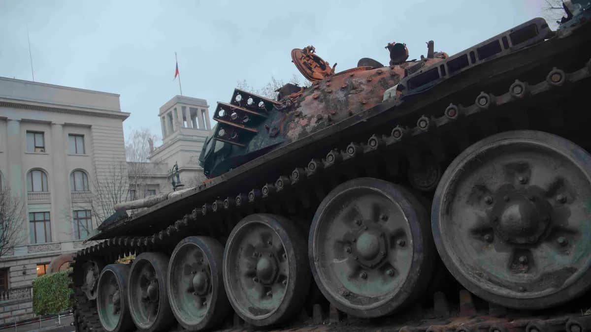 Российский танк Т-72 Б1, подорвавшийся на мине, стоит перед зданием посольства РФ в Берлине. Фото: Paul Zinken / picture alliance / Getty Images