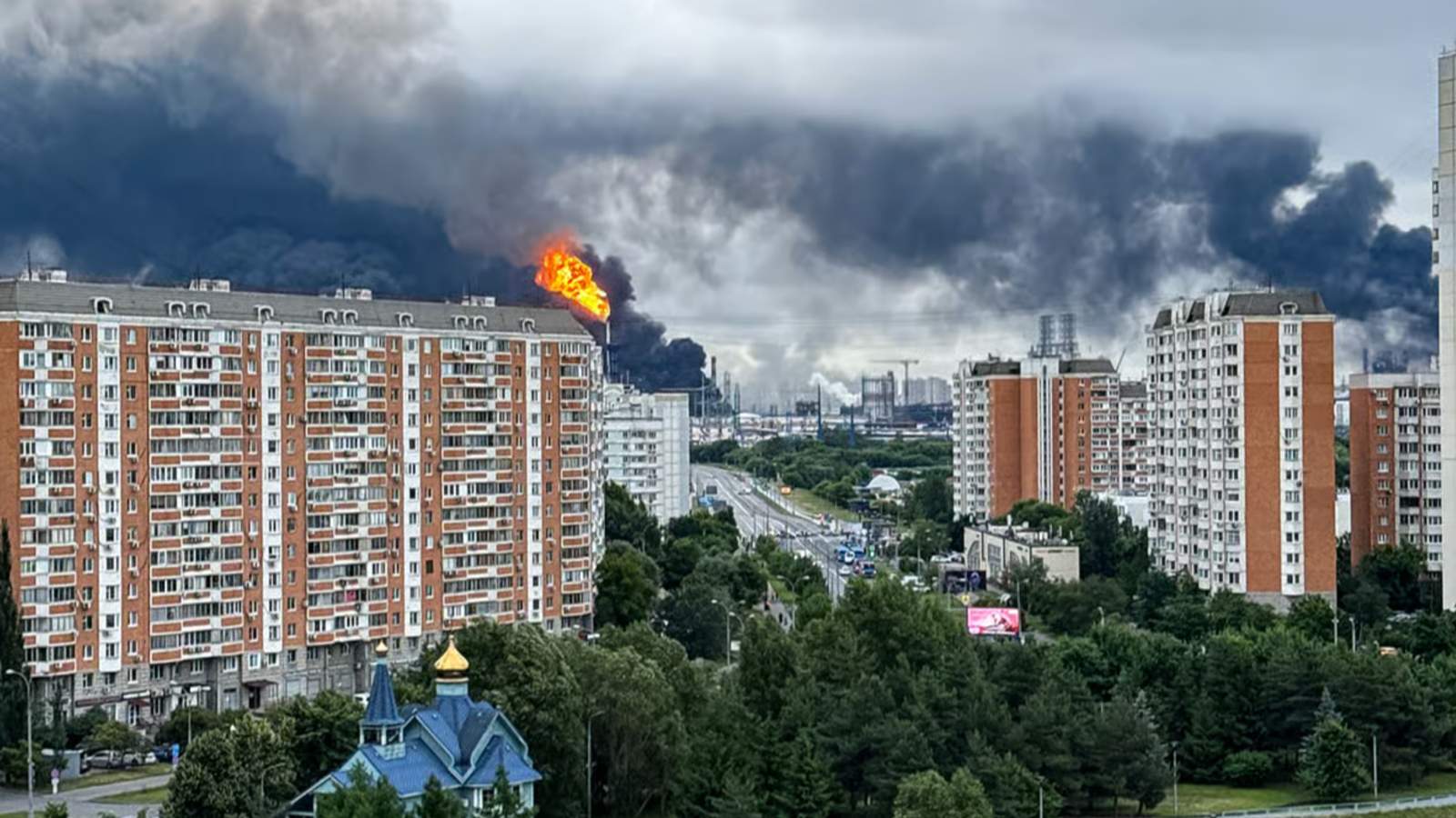 Black smoke rises from the Kapotnya Oil Refinery on the southeastern outskirts of Moscow, 18 June 2026. Photo: AFP / Scanpix / LETA