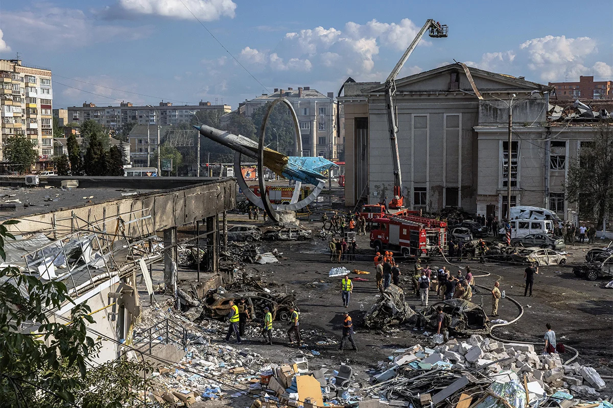 “Every day, Russia destroys the civilian population, kills Ukrainian children, directs rockets at civilian targets,” Ukrainian President Volodymyr Zelensky wrote following the Russian attack on the city of Vinnytsia in July 2022, which killed 28 people, including three children. Photo: EPA-EFE/ROMAN PILIPEY