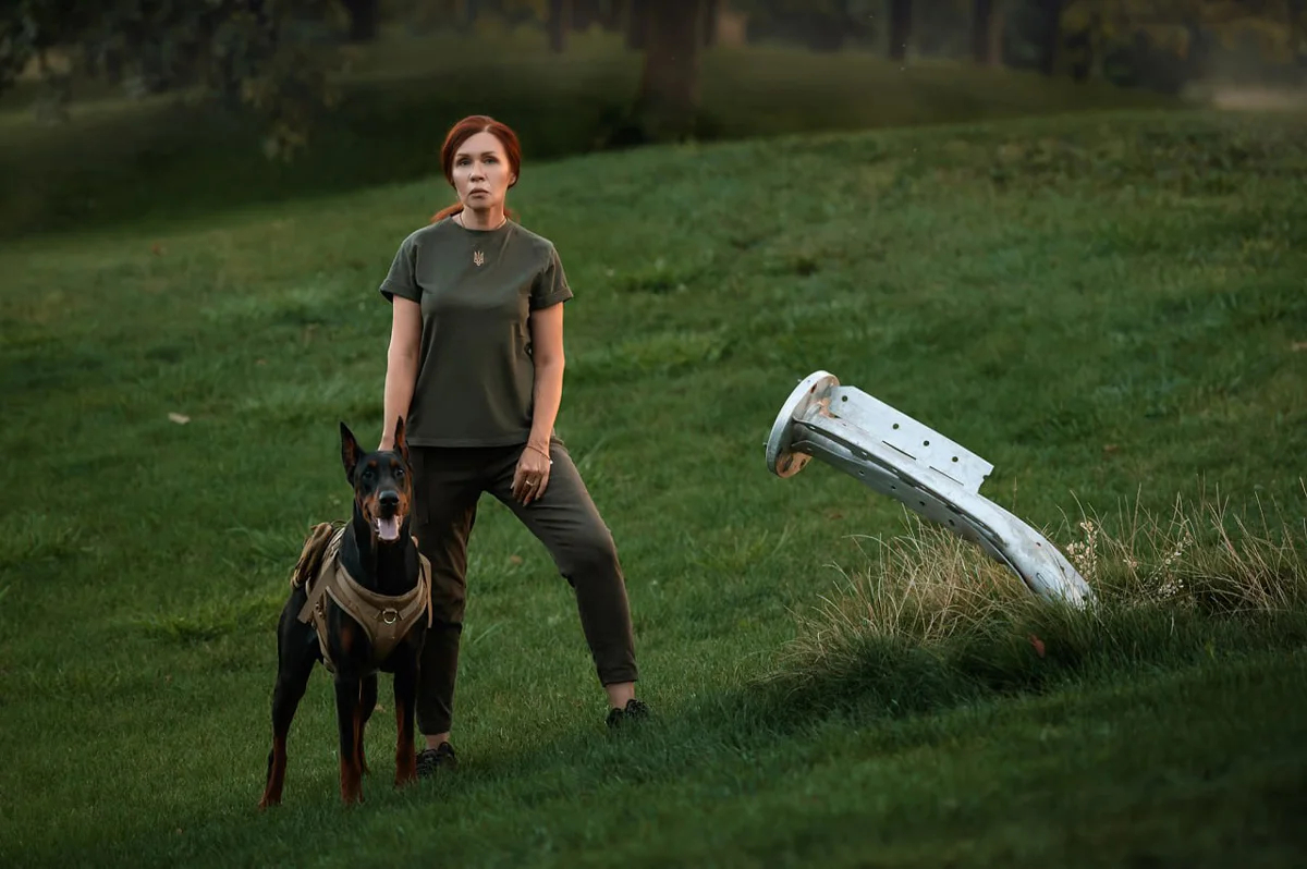 Анна Гин рядом с обломком российской ракеты, 2024 год. Фото из личного архива