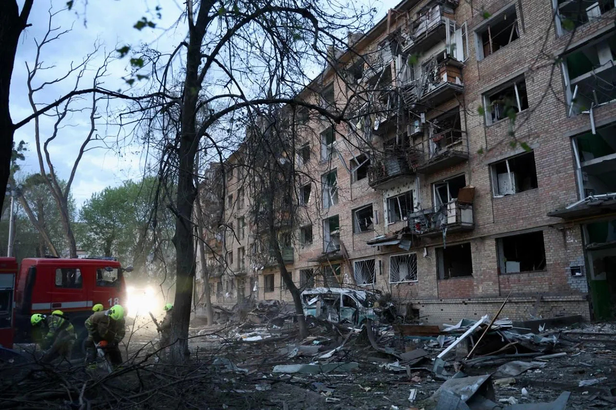 Вид на многоэтажный дом, который пострадал во время атаки. Фото: «Суспильне»