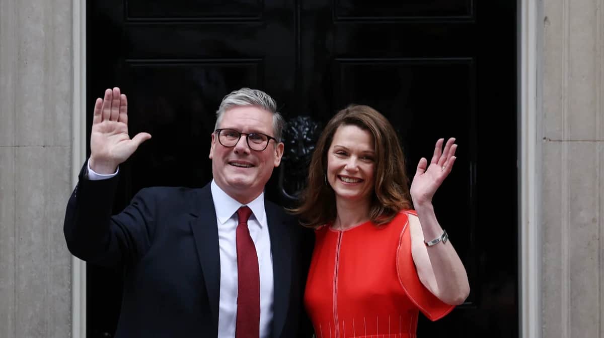 Новый премьер-министр Великобритании Кейр Стармер с женой Викторией на ступенях Даунинг-стрит 10 в Лондоне, Великобритания, 5 июля 2024 года. Фото: Andy Rain / EPA-EFE
