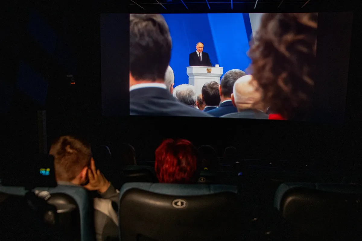 Показ послания президента Федеральному Собранию в кинотеатре «Синема 5» в Санкт-Петербурге. Фото: Дмитрий Цыганов, специально для «Новой газеты Европа» 