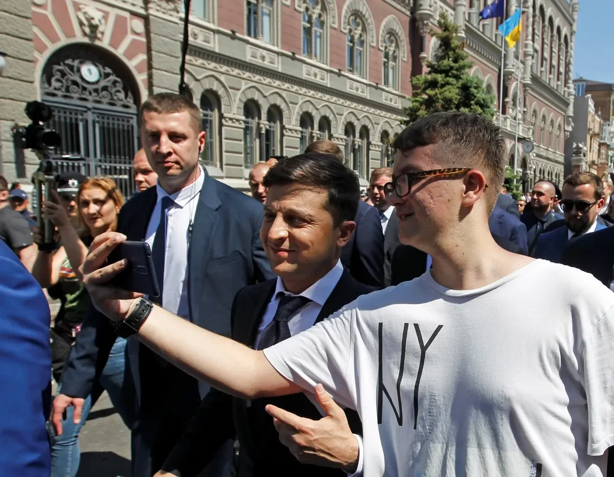 Президент Украины Владимир Зеленский фотографируется с прохожими на пути в Офис Президента после своей инаугурации. Киев, Украина, 20 мая 2019 г. Фото: Vladimir Shtanko / Anadolu Agency / Getty Images