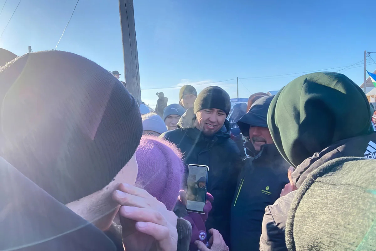 Fail Alsynov outside the court building. Photo: <a href="https://prufy.ru/news/society/145315-bashkirskiy_aktivist_alsynov_prokommentiroval_reshenie_suda/">Proofy</a>