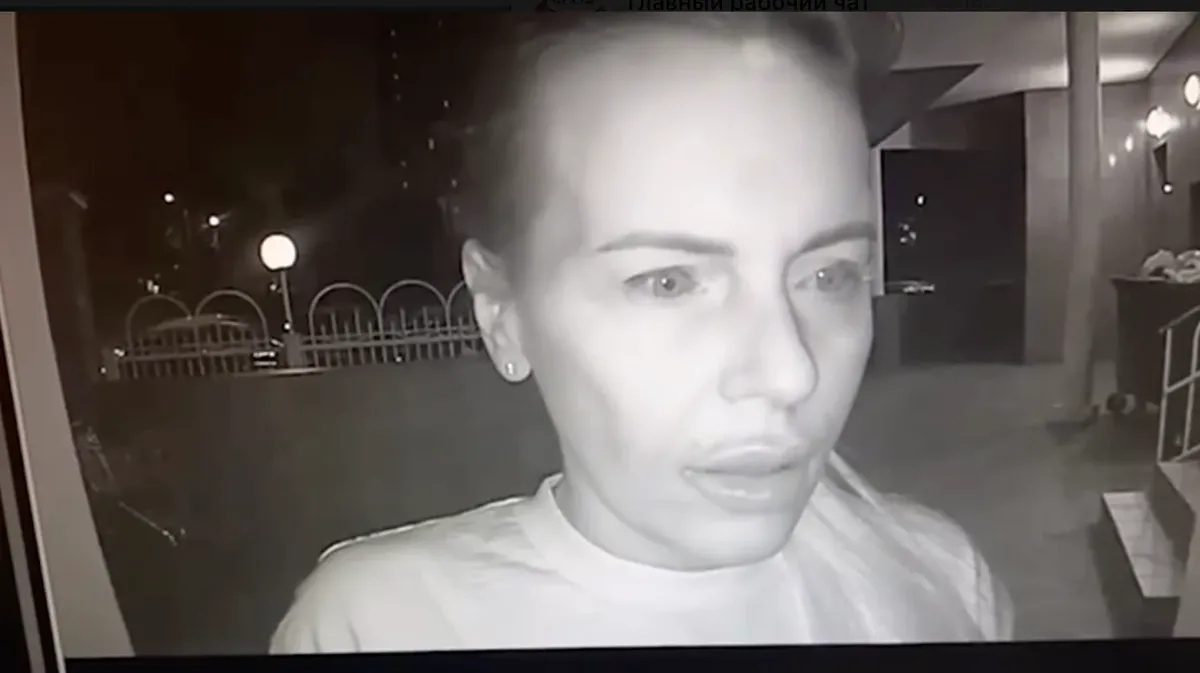 Наталья Вовк на записи камер подъезда Ирины Дугиной. Фото: скрин <a href="https://t.me/rian_ru/175197">видео</a>