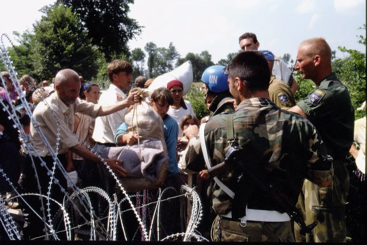 Беженцы из Сребреницы в лагере Тузла, июль 1995 года. Фото: Patrick Robert / Sygma / CORBIS / Sygma / Getty Images