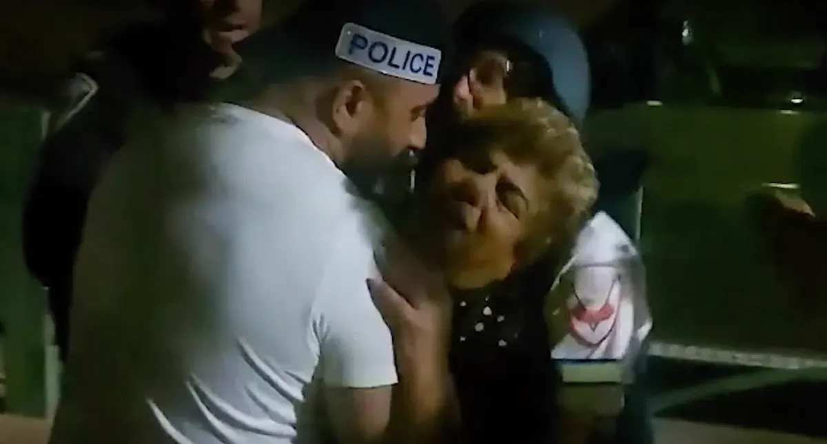 Рахель Эдри сразу после освобождения на руках у своего сына Эвьятара. Фото: скрин видео